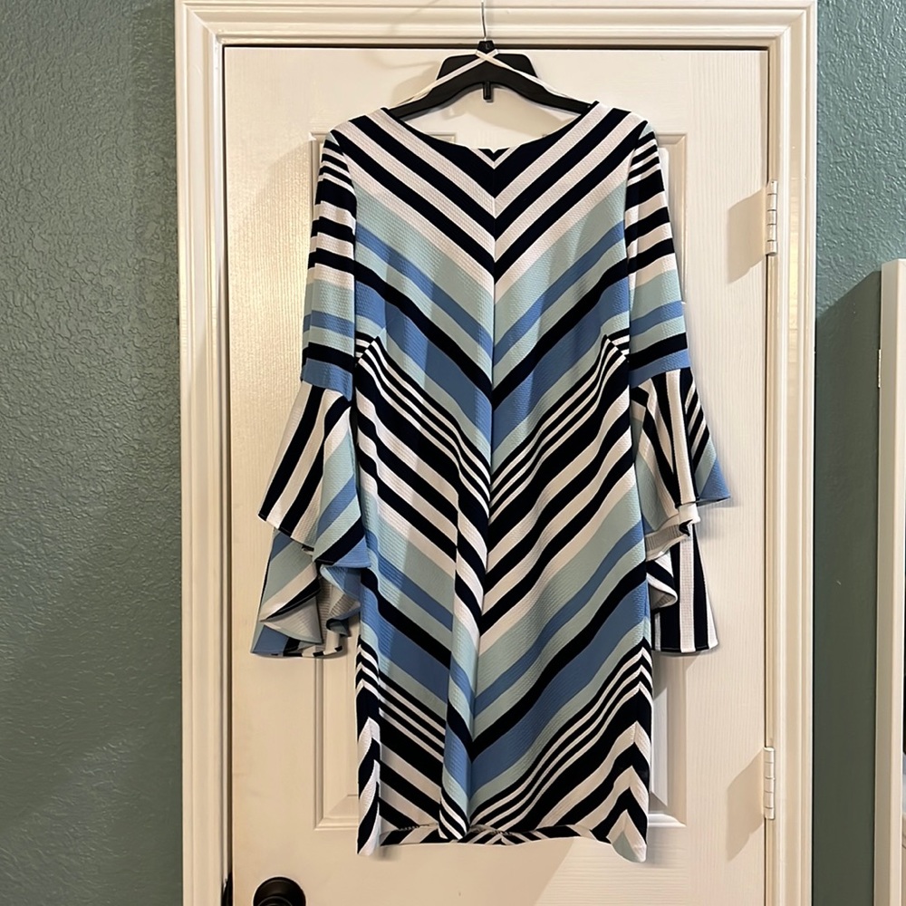 Sweet blue knee length dress. Size large.